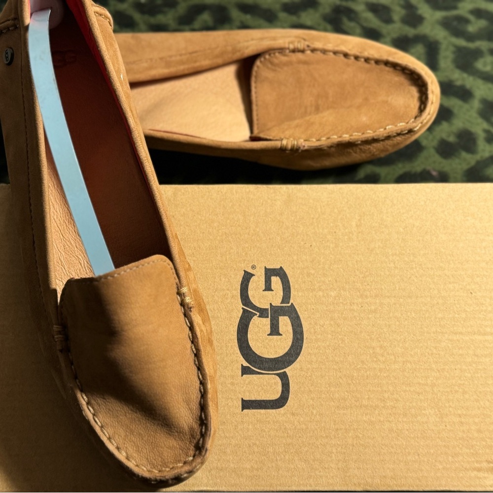 NWT UGG WOMENS SUEDE LOAFERS